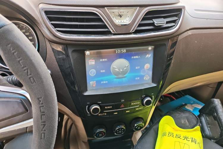 Used Wuling Hongguang 2015 1.5L S1 Comfort China V Standard Audio And AC Panel