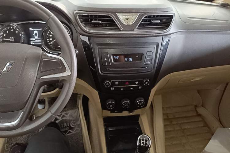 Used Wuling Hongguang 2015 1.5L S1 Comfort China V Standard Audio And AC Panel