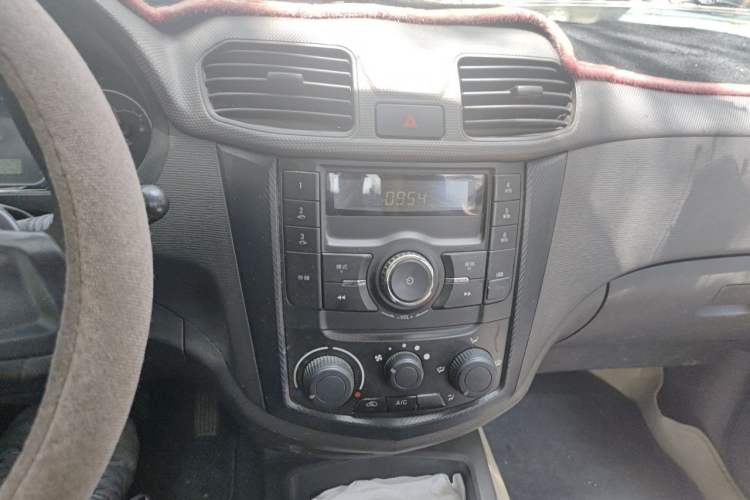 Used Wuling Hongguang 2015 1.5L S Basic Version China V Standard Audio And AC Panel