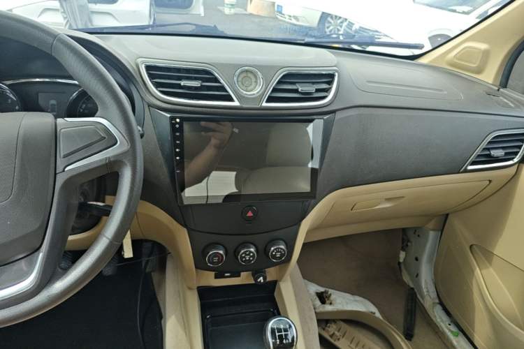 Used Wuling Hongguang 2015 1.5L S1 Comfort China V Standard Audio And AC Panel