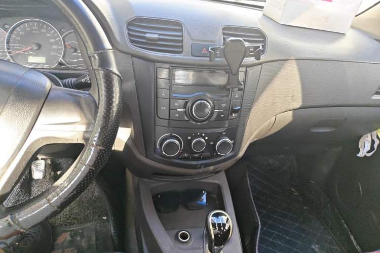 Used Wuling Hongguang 2015 1.5L S Basic Version China V Standard Audio And AC Panel