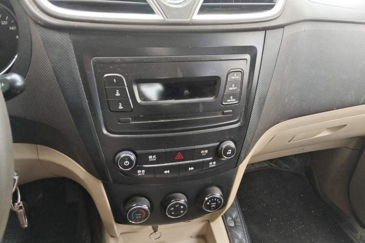 Used Wuling Hongguang 2015 1.5L S1 Standard China V-Emission Standards Audio And AC Panel