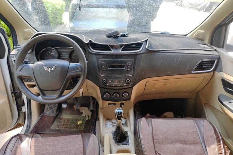 Used Wuling Hongguang 2015 1.5L S1 Standard China V-Emission Standards Center Console