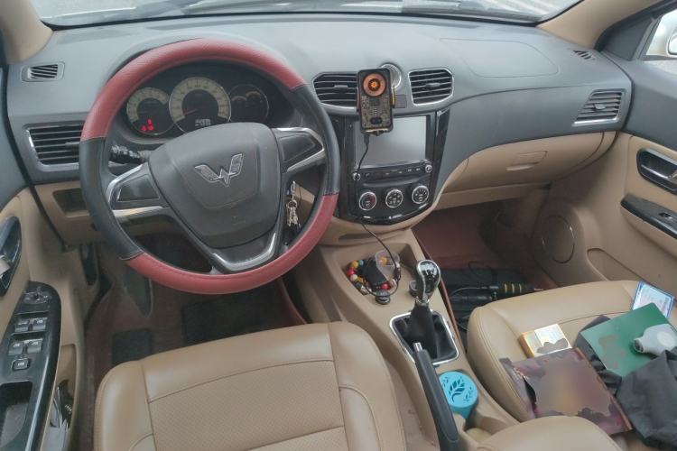Used Wuling Hongguang 2015 1.5L S Base Model China IV Center Console