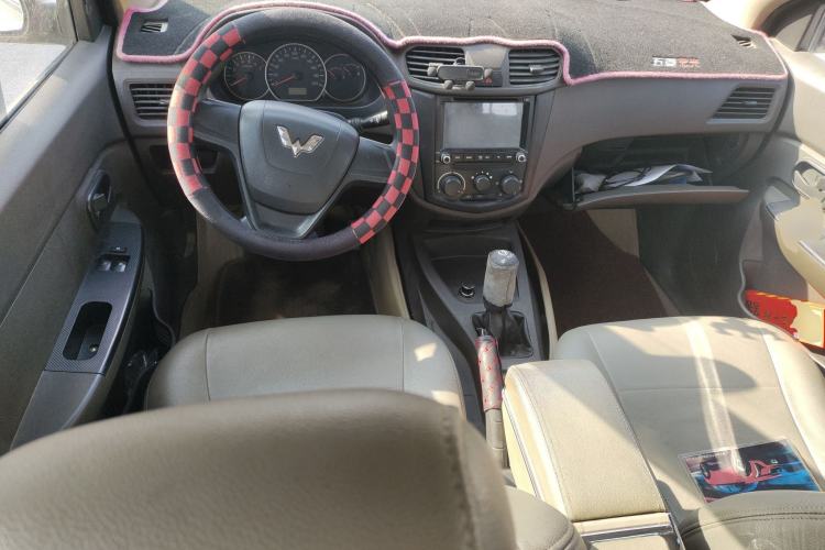 Used Wuling Hongguang 2015 1.5L S Base Model China IV Center Console