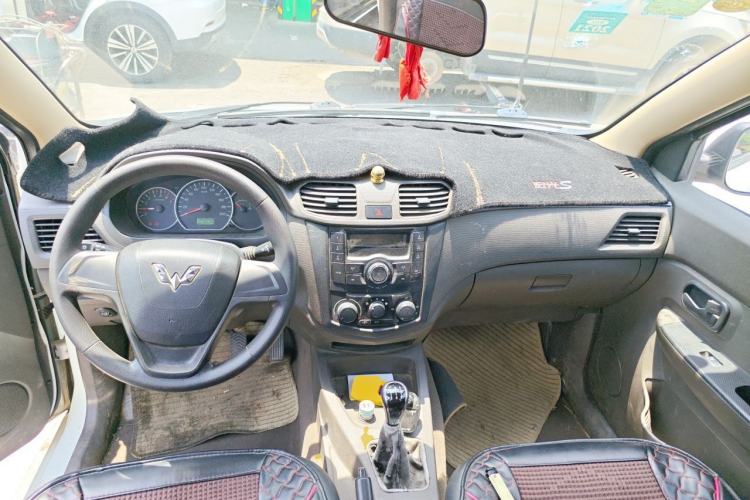 Used Wuling Hongguang 2015 1.2L S Base Model China V Standard Center Console