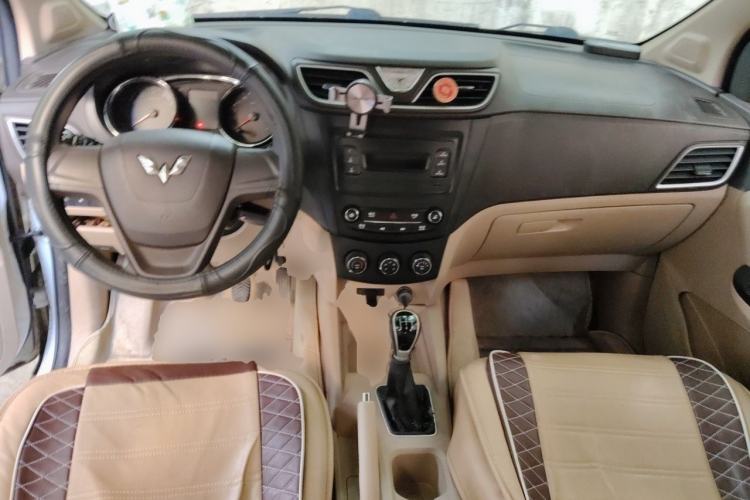 Used Wuling Hongguang 2015 1.5L S1 Standard China V-Emission Standards Center Console