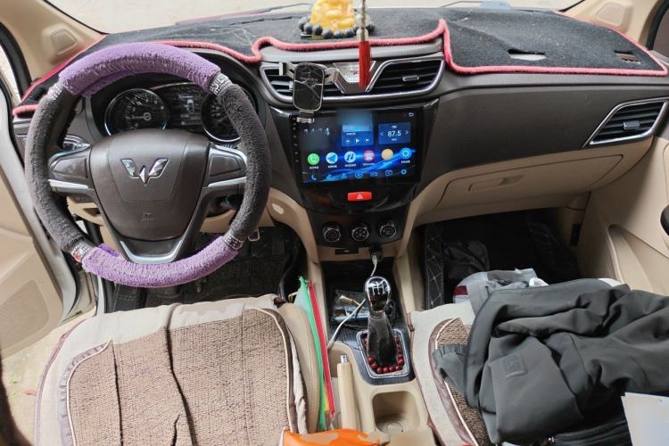 Used Wuling Hongguang 2015 1.5L S1 Comfort China V Standard Center Console