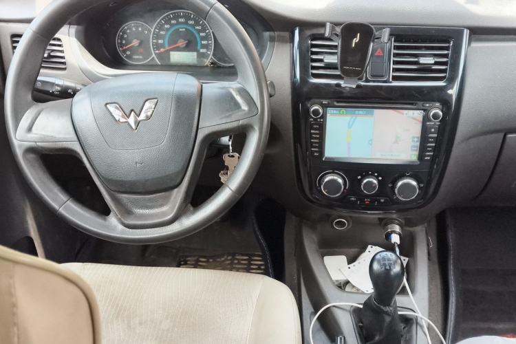 Used Wuling Hongguang 2015 1.5L S1 Standard China V-Emission Standards Center Console