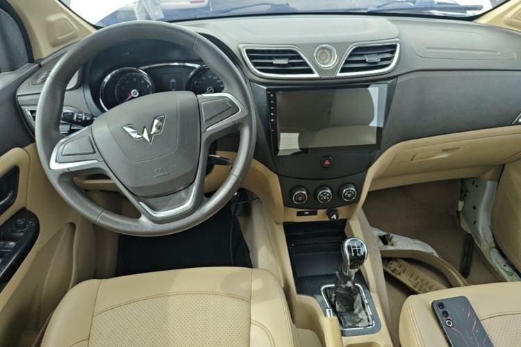Used Wuling Hongguang 2015 1.5L S1 Comfort China V Standard Center Console