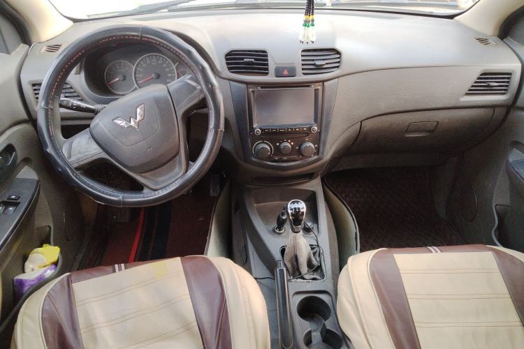 Used Wuling Hongguang 2015 1.5L S Base Model China IV Center Console