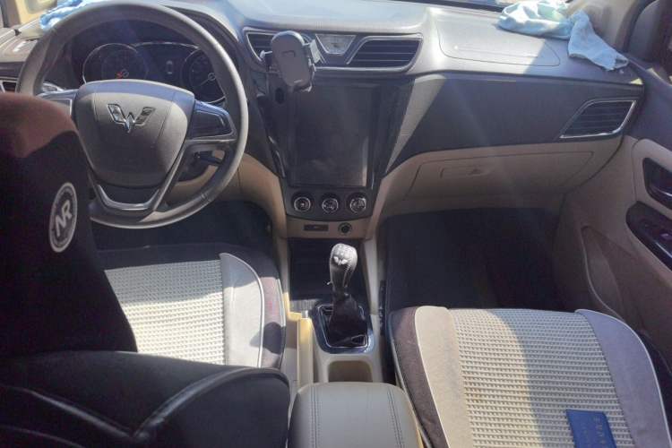 Used Wuling Hongguang 2015 1.5L S1 Standard China V-Emission Standards Center Console