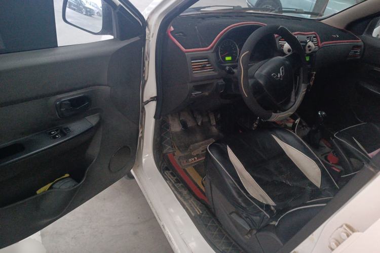Used Wuling Hongguang 2015 1.2L S Base Model China V Standard Driver Seat