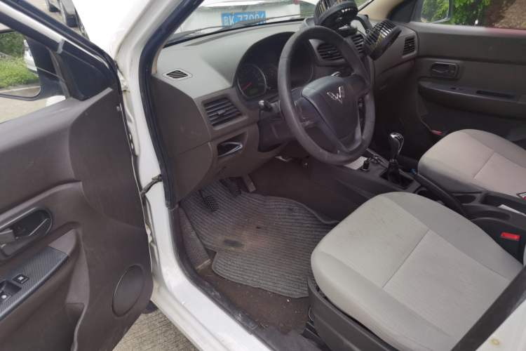 Used Wuling Hongguang 2015 1.5L S Basic Version China V Standard Driver Seat