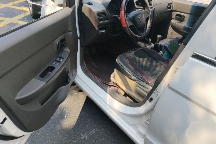 Used Wuling Hongguang 2015 1.5L S Basic Version China V Standard Driver Seat