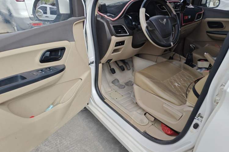 Used Wuling Hongguang 2015 1.5L S Basic Version China V Standard Driver Seat
