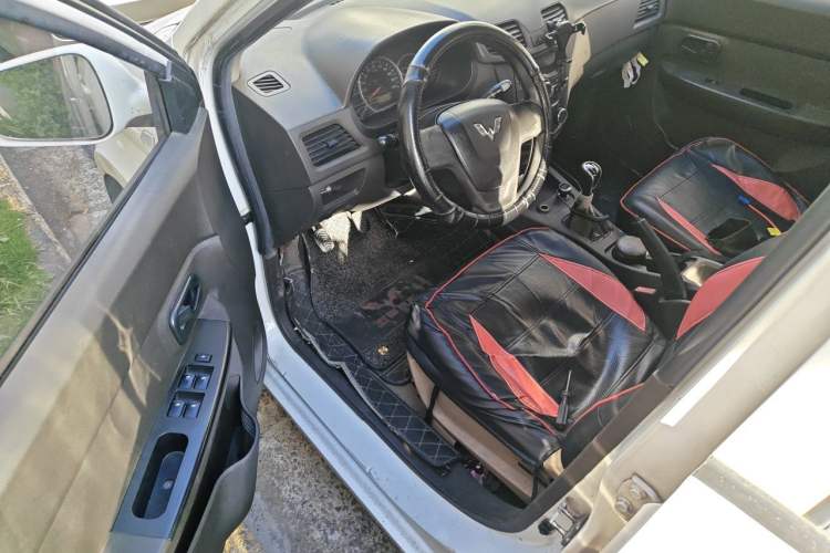 Used Wuling Hongguang 2015 1.5L S Basic Version China V Standard Driver Seat