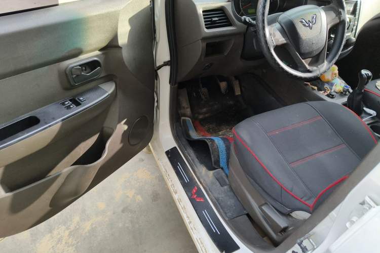 Used Wuling Hongguang 2015 1.5L S Basic Version China V Standard Driver Seat