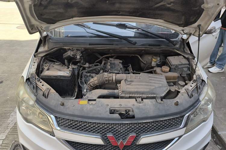 Used Wuling Hongguang 2015 1.5L S1 Comfort China V Standard Engine Bay