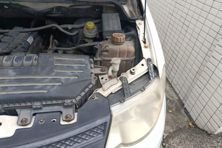 Used Wuling Hongguang 2015 1.5L S Basic Version China V Standard Engine Bay Left
