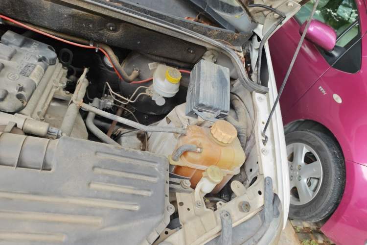 Used Wuling Hongguang 2015 1.5L S Basic Version China V Standard Engine Bay Left
