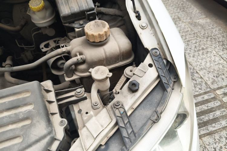 Used Wuling Hongguang 2015 1.5L S Basic Version China V Standard Engine Bay Left
