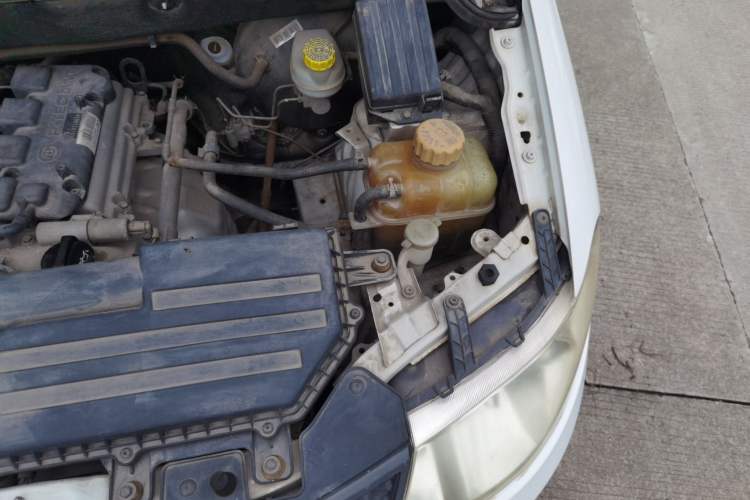 Used Wuling Hongguang 2015 1.5L S Basic Version China V Standard Engine Bay Left