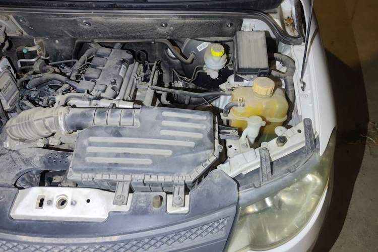Used Wuling Hongguang 2015 1.5L S Basic Version China V Standard Engine Bay Left