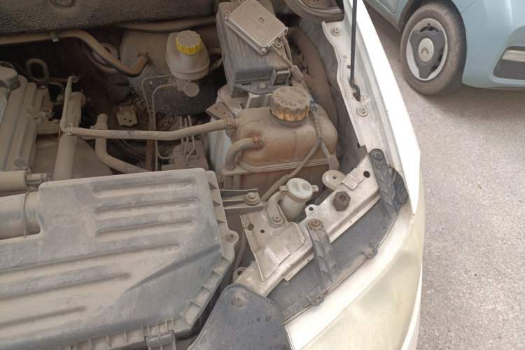 Used Wuling Hongguang 2015 1.5L S Basic Version China V Standard Engine Bay Left