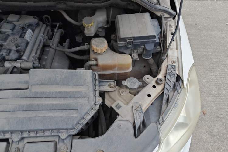 Used Wuling Hongguang 2015 1.5L S Basic Version China V Standard Engine Bay Left
