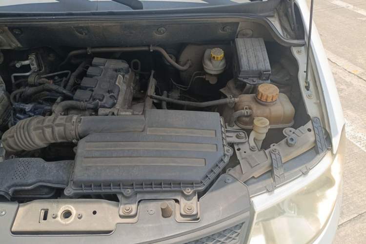 Used Wuling Hongguang 2015 1.5L S Basic Version China V Standard Engine Bay Left