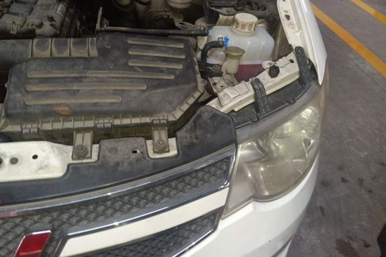 Used Wuling Hongguang 2015 1.5L S Basic Version China V Standard Engine Bay Left