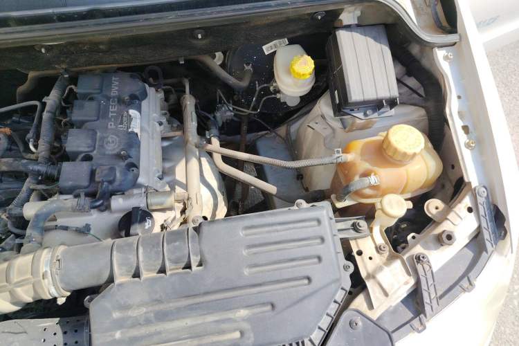 Used Wuling Hongguang 2015 1.5L S Basic Version China V Standard Engine Bay Left