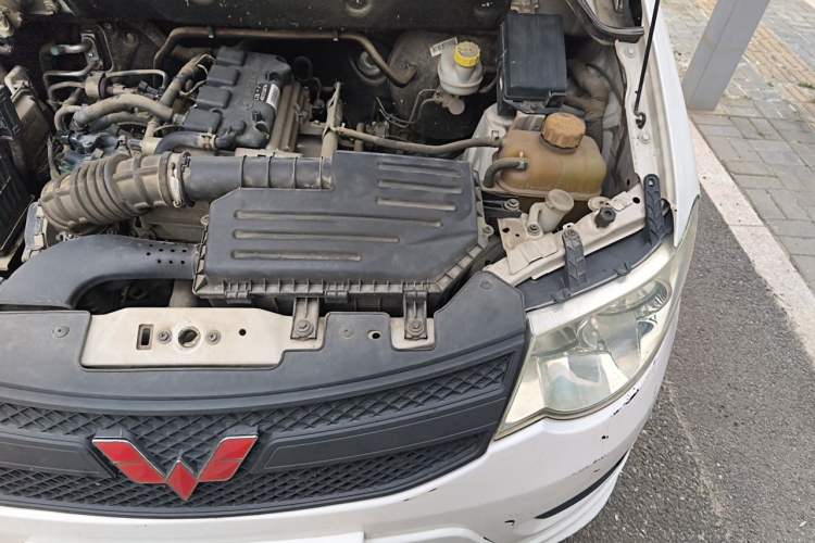 Used Wuling Hongguang 2015 1.5L S Basic Version China V Standard Engine Bay Left