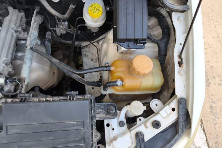 Used Wuling Hongguang 2015 1.5L S Basic Version China V Standard Engine Bay Left