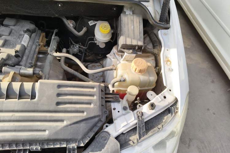 Used Wuling Hongguang 2015 1.5L S Basic Version China V Standard Engine Bay Left