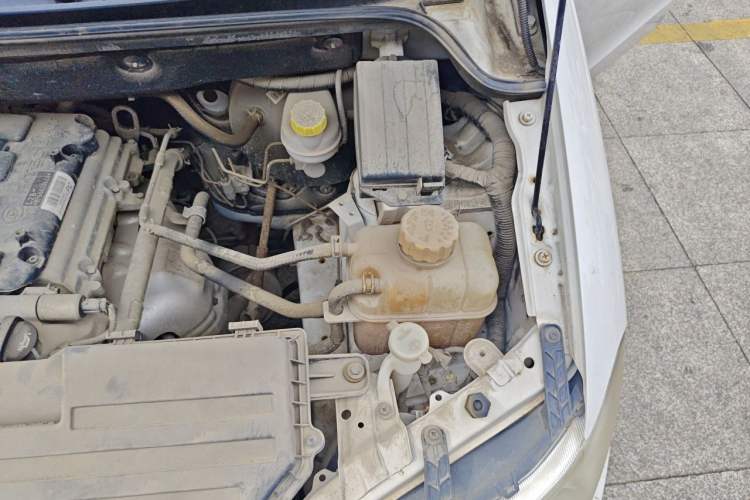 Used Wuling Hongguang 2015 1.5L S Basic Version China V Standard Engine Bay Left
