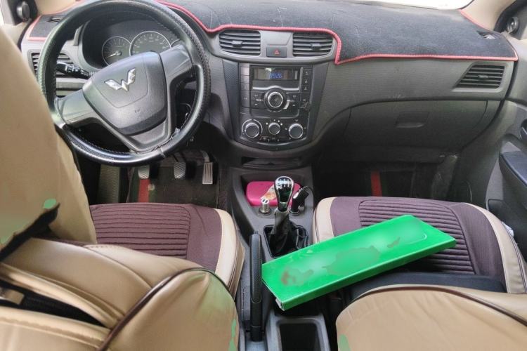Used Wuling Hongguang 2015 1.5L S1 Standard China V-Emission Standards Interior 2