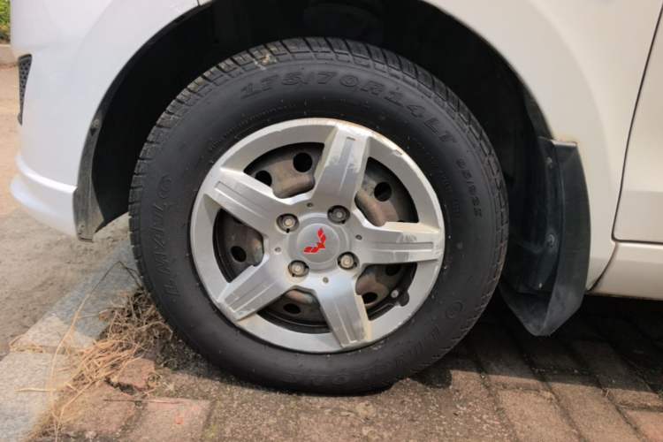 Used Wuling Hongguang 2015 1.2L S Base Model China V Standard Left Front Wheel Hub