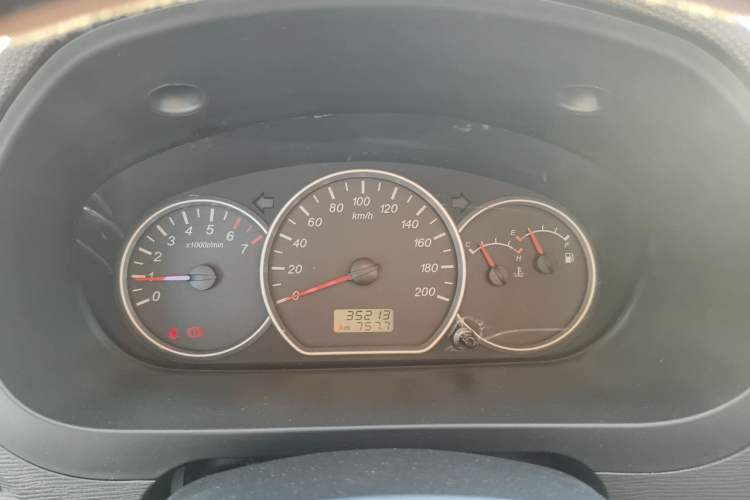 Used Wuling Hongguang 2015 1.5L S Basic Version China V Standard Odometer Close Up