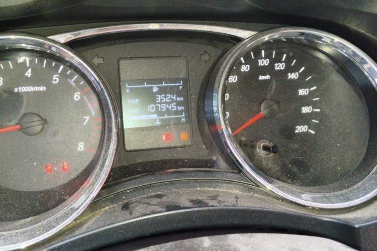 Used Wuling Hongguang 2015 1.5L S1 Standard China V-Emission Standards Odometer Close Up