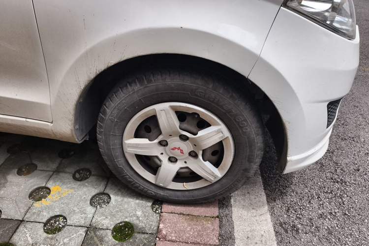 Used Wuling Hongguang 2015 1.2L S Base Model China V Standard Right Front Wheel Hub