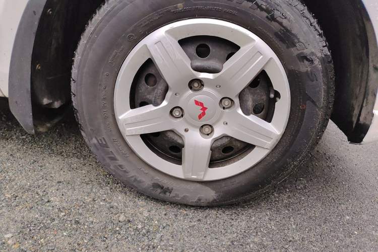 Used Wuling Hongguang 2015 1.2L S Base Model China V Standard Right Front Wheel Hub