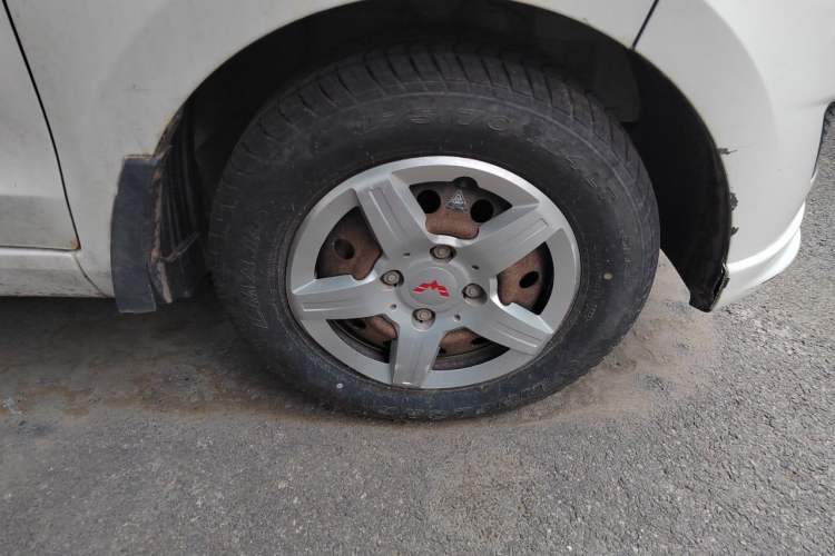 Used Wuling Hongguang 2015 1.2L S Base Model China V Standard Right Front Wheel Hub