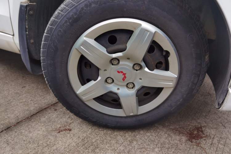 Used Wuling Hongguang 2015 1.5L S Basic Version China V Standard Right Front Wheel Hub