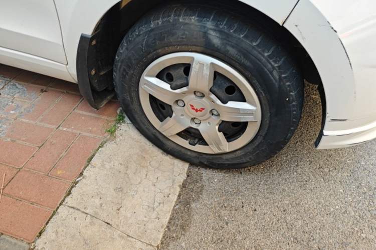 Used Wuling Hongguang 2015 1.5L S Basic Version China V Standard Right Front Wheel Hub