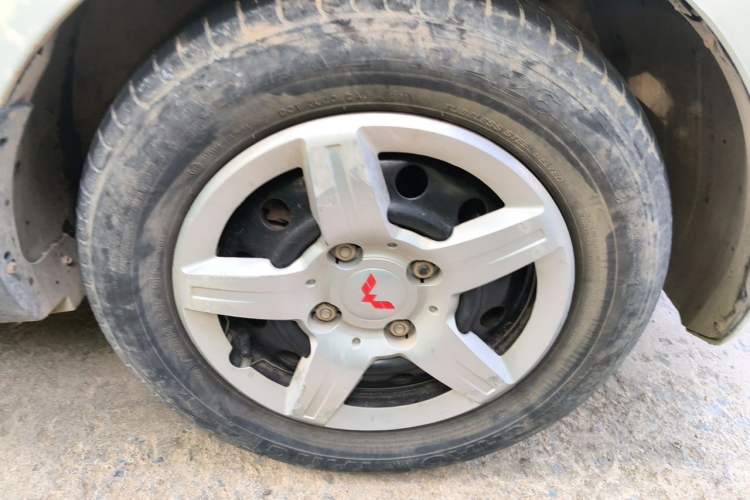 Used Wuling Hongguang 2015 1.5L S Basic Version China V Standard Right Front Wheel Hub