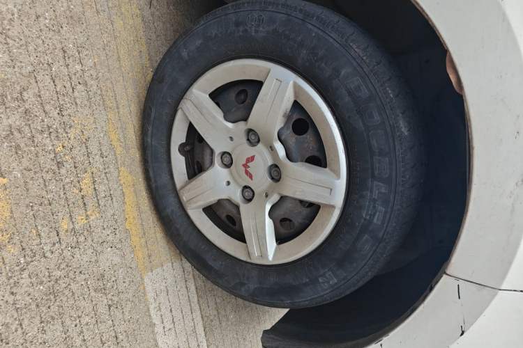 Used Wuling Hongguang 2015 1.2L S Base Model China V Standard Right Front Wheel Hub
