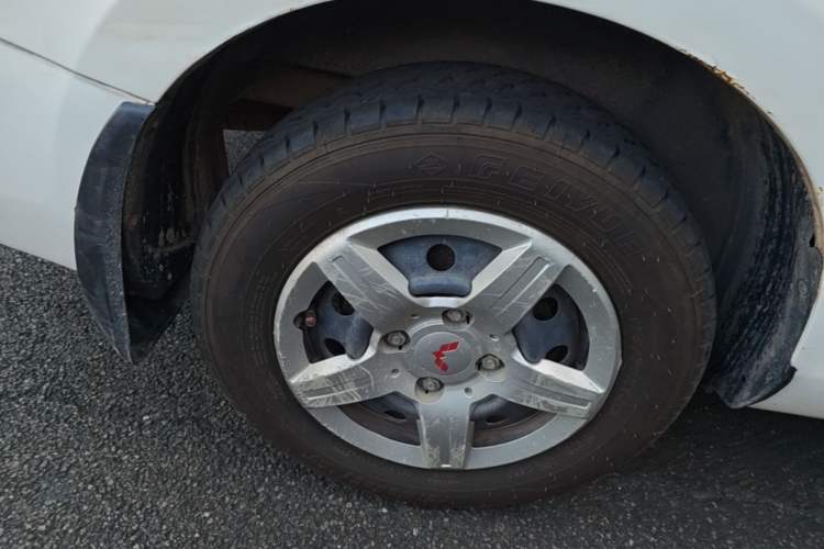 Used Wuling Hongguang 2015 1.5L S Basic Version China V Standard Right Rear Wheel Hub
