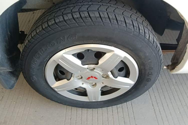 Used Wuling Hongguang 2015 1.5L S Basic Version China V Standard Right Rear Wheel Hub